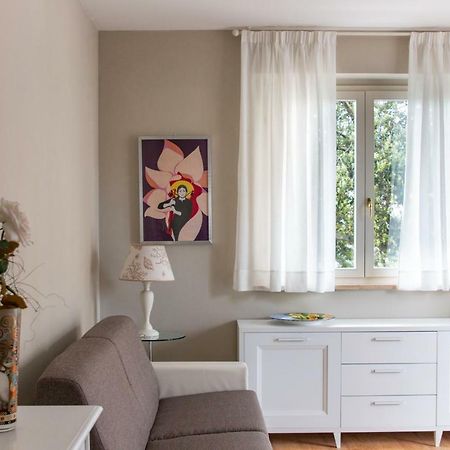 2-Bedroom Apt, With Balcony & Aircondition - 50 M From The Beach Марина-ди-Пьетрасанта Экстерьер фото