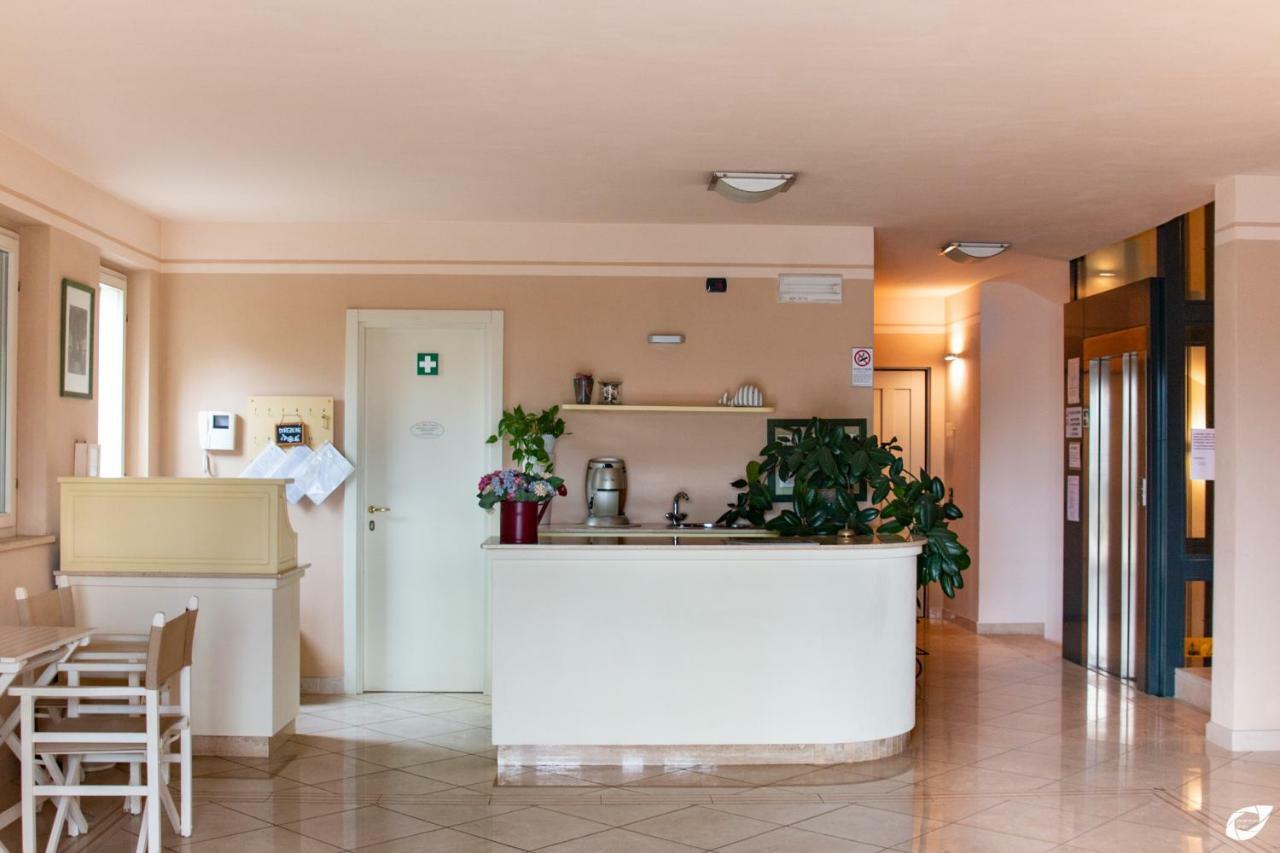 2-Bedroom Apt, With Balcony & Aircondition - 50 M From The Beach Марина-ди-Пьетрасанта Экстерьер фото