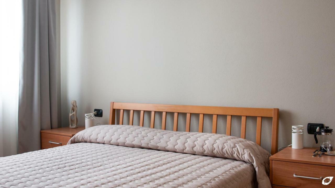 2-Bedroom Apt, With Balcony & Aircondition - 50 M From The Beach Марина-ди-Пьетрасанта Экстерьер фото