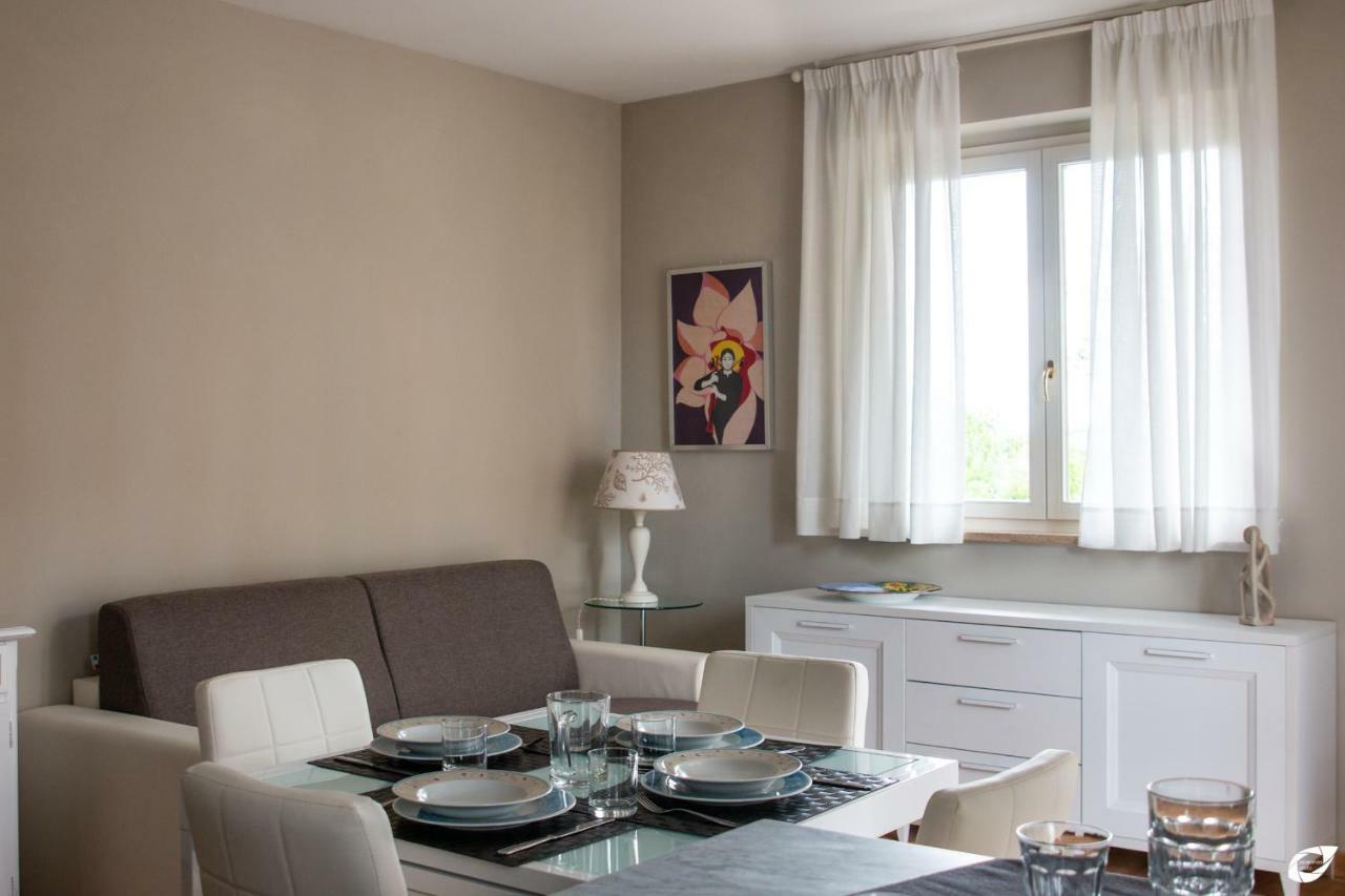 2-Bedroom Apt, With Balcony & Aircondition - 50 M From The Beach Марина-ди-Пьетрасанта Экстерьер фото