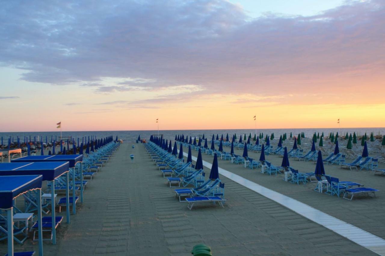 2-Bedroom Apt, With Balcony & Aircondition - 50 M From The Beach Марина-ди-Пьетрасанта Экстерьер фото